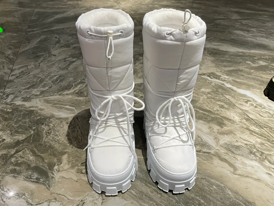 👟👟Ex-factory price 740👟👟 The highest version on the market, Prada's king style, snow boots, ski boots, fat and cute, so cute →_→ From the Prada limited series, unique. Shiny nylon Oblique upper with criss-cross straps for an ideal fit. The boots are made of technical fabric and have a short-cut version. They can be worn in the city or in the mountains. They make the calves slimmer, taller, warmer and have a concave shape. The boots and soles use the original waterproof effect. The size is 35-40. 41Customized